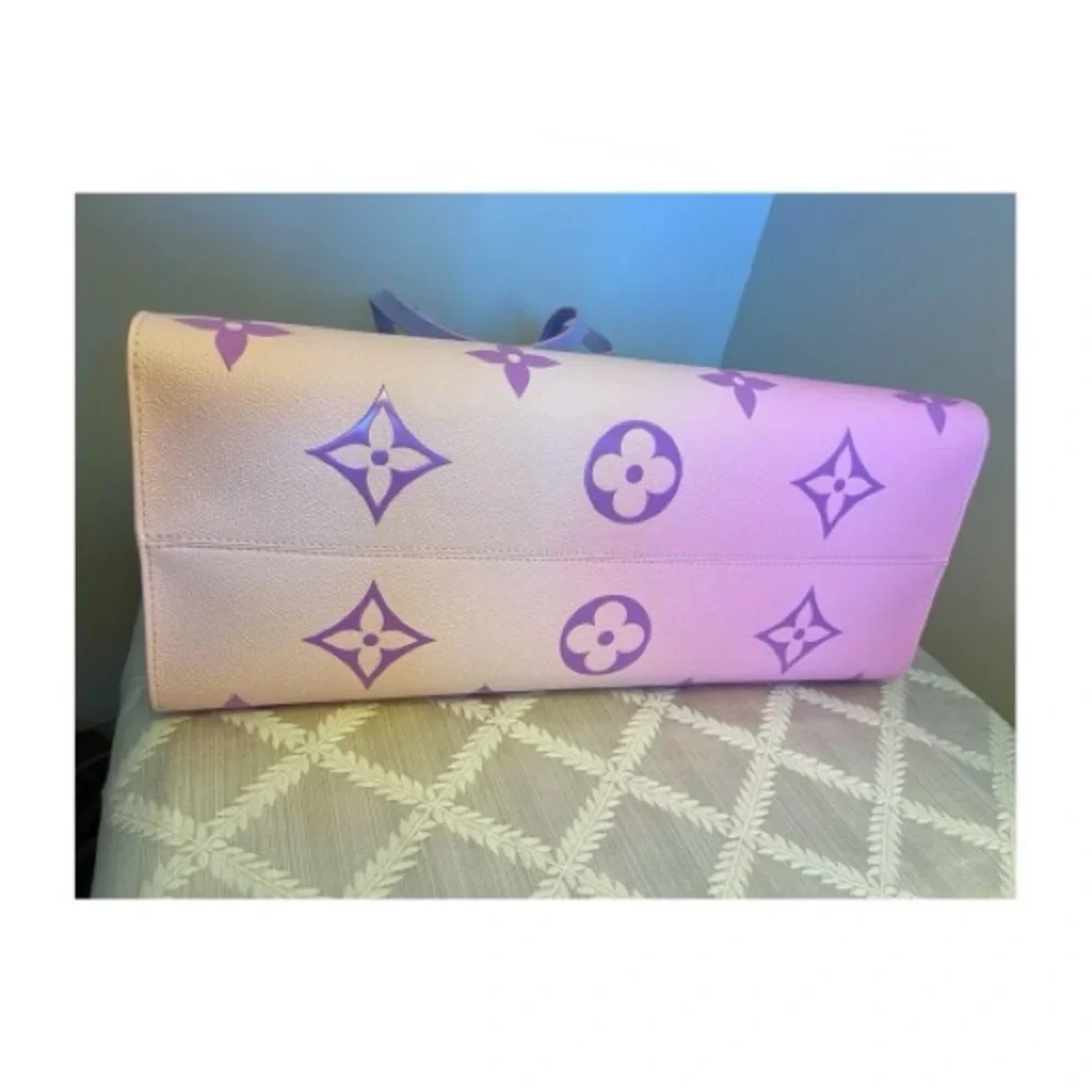 LOUIS VUITTON ONTHEGO GM IN SUNRISE PASTEL - Picture 7 of 10